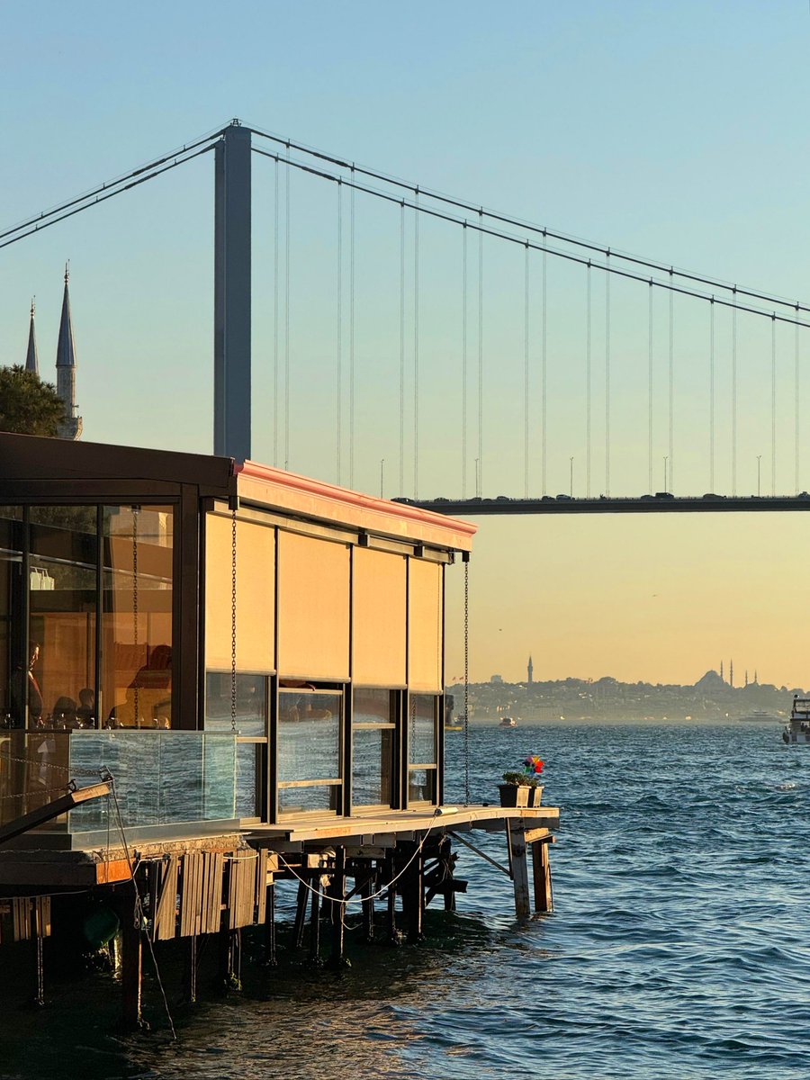 hnisamalay's tweet image. sonu denize çıkan istanbul sokakları.