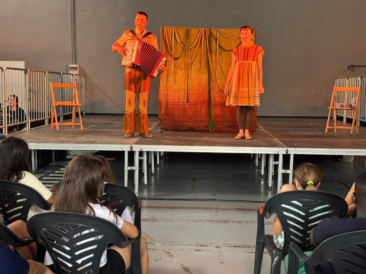 Mañana mismo empieza #Imaginaria2025, pero ya hay algunos escolares suertudos que han podido empezar un poquito antes… 🤩

Hoy con la compañía Mosaico que ha venido desde #Brasil para presentarnos la obra “La cárcel del alma”. 🥰

#BinéfarSinDuda #ImaginariaBinéfar #AgendaAragón