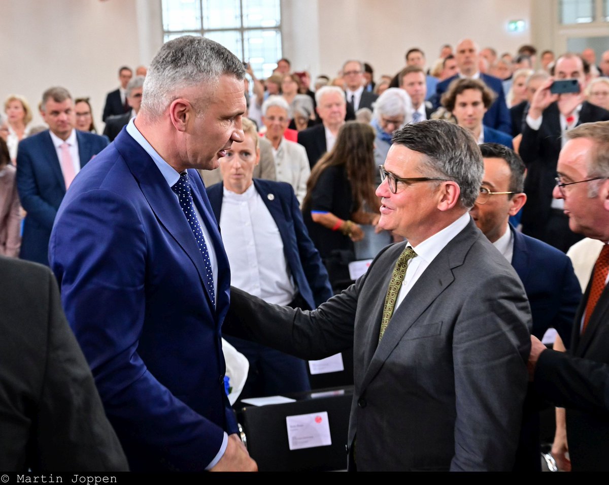 Boris Rhein (@boris_rhein) on Twitter photo Herzlichen Glückwunsch zum Franz-Werfel-Menschenrechtspreis, lieber <a href="/Vitaliy_Klychko/">Віталій Кличко</a>, und danke für Ihren heldenhaften Mut und unbeugsamen Willen! Hessen steht weiterhin fest an der Seite der #Ukraine, und auch Deutschland steht fest an der Seite der Ukraine. Herzlichen Glückwunsch zum Franz-Werfel-Menschenrechtspreis, lieber <a href="/Vitaliy_Klychko/">Віталій Кличко</a>, und danke für Ihren heldenhaften Mut und unbeugsamen Willen! Hessen steht weiterhin fest an der Seite der #Ukraine, und auch Deutschland steht fest an der Seite der Ukraine.