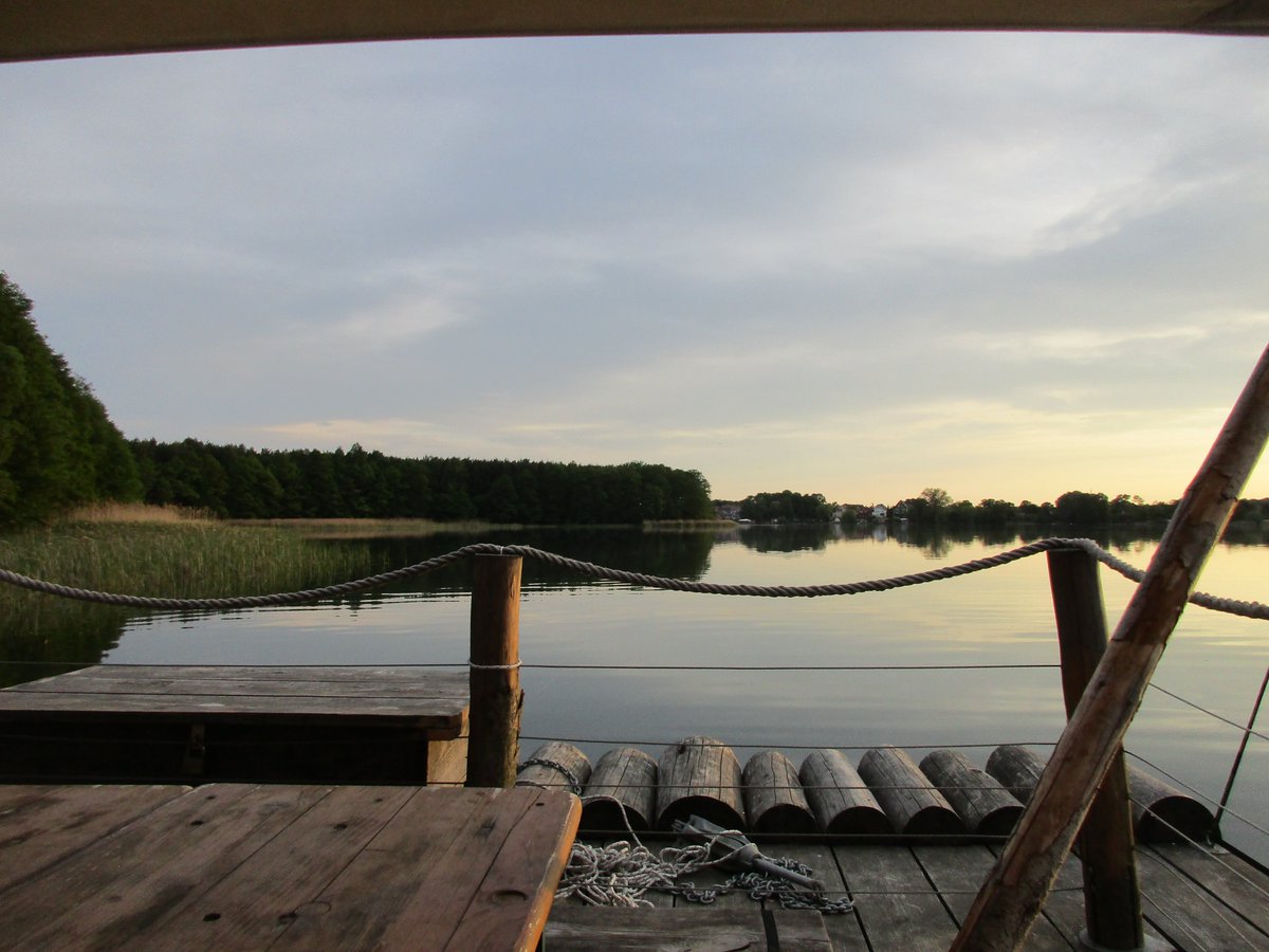 Uckermark_tmu's tweet photo. Sommerabende auf dem Wasser – das Musikfloß in Lychen ist zurück.
Jeden Mittwoch Live-Musik, Floßfahrt & Atmosphäre pur.
Nächste Termine:
04.06. – Die Zöllner (Trio Infernale)
11.06. – The Aberlour’s Trio
Tickets: https://t.co/rLXpxGGhw3
#Musikfloß #Lychen #Uckermark_erleben https://t.co/7cp7A3NESf