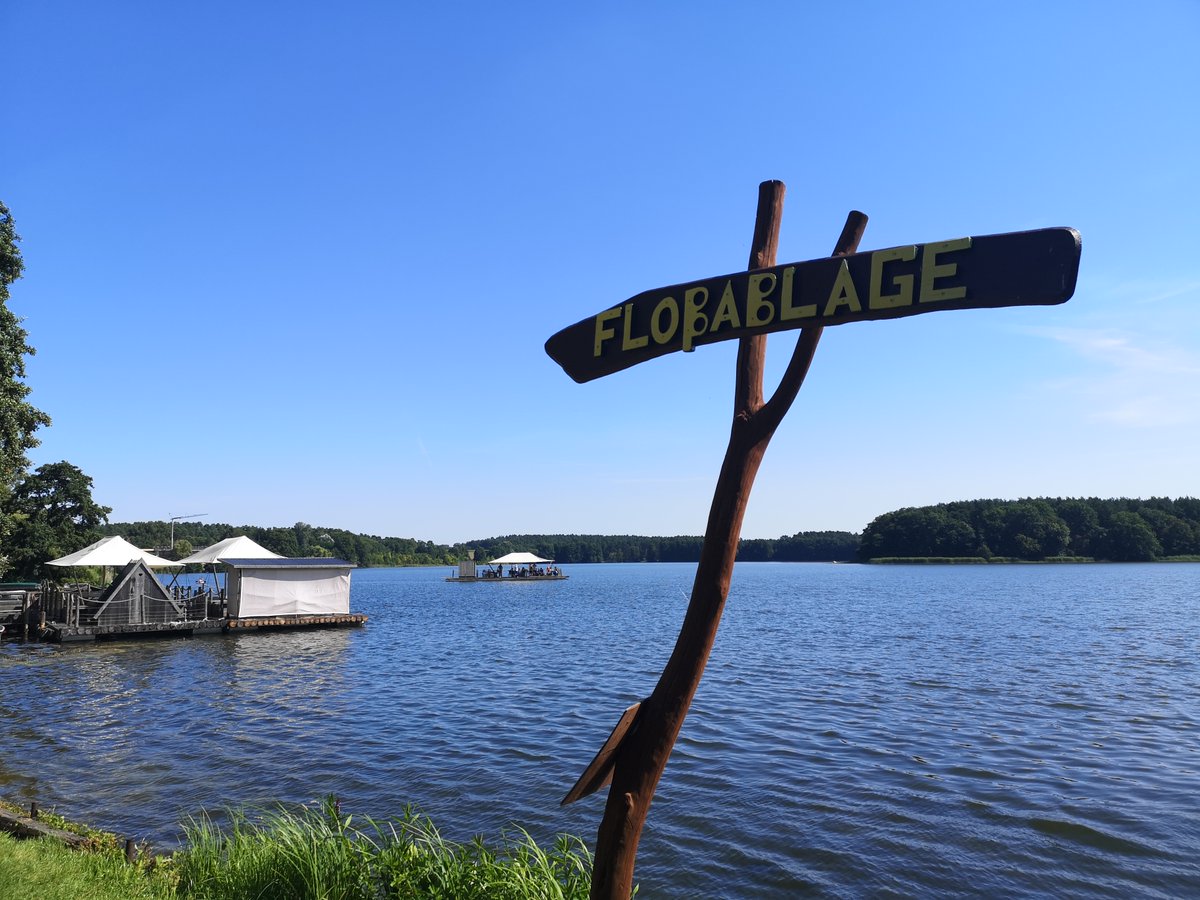 Uckermark_tmu's tweet photo. Sommerabende auf dem Wasser – das Musikfloß in Lychen ist zurück.
Jeden Mittwoch Live-Musik, Floßfahrt & Atmosphäre pur.
Nächste Termine:
04.06. – Die Zöllner (Trio Infernale)
11.06. – The Aberlour’s Trio
Tickets: https://t.co/rLXpxGGhw3
#Musikfloß #Lychen #Uckermark_erleben https://t.co/7cp7A3NESf