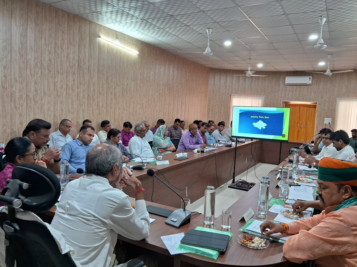 कोटपूतली-बहरोड़ कलेक्ट्रेट सभागार में आयोजित ‘जिला विकास समन्वय एवं निगरानी समिति (दिशा)’ बैठक की अध्यक्षता की। बैठक में विभिन्न विभागों द्वारा जिले में चलाये जा रहे विकास कार्यों की समीक्षा कर जिला प्रशासनिक अधिकारियों को आवश्यक दिशा निर्देश दिए। 
#JaipurRural #Kotputli