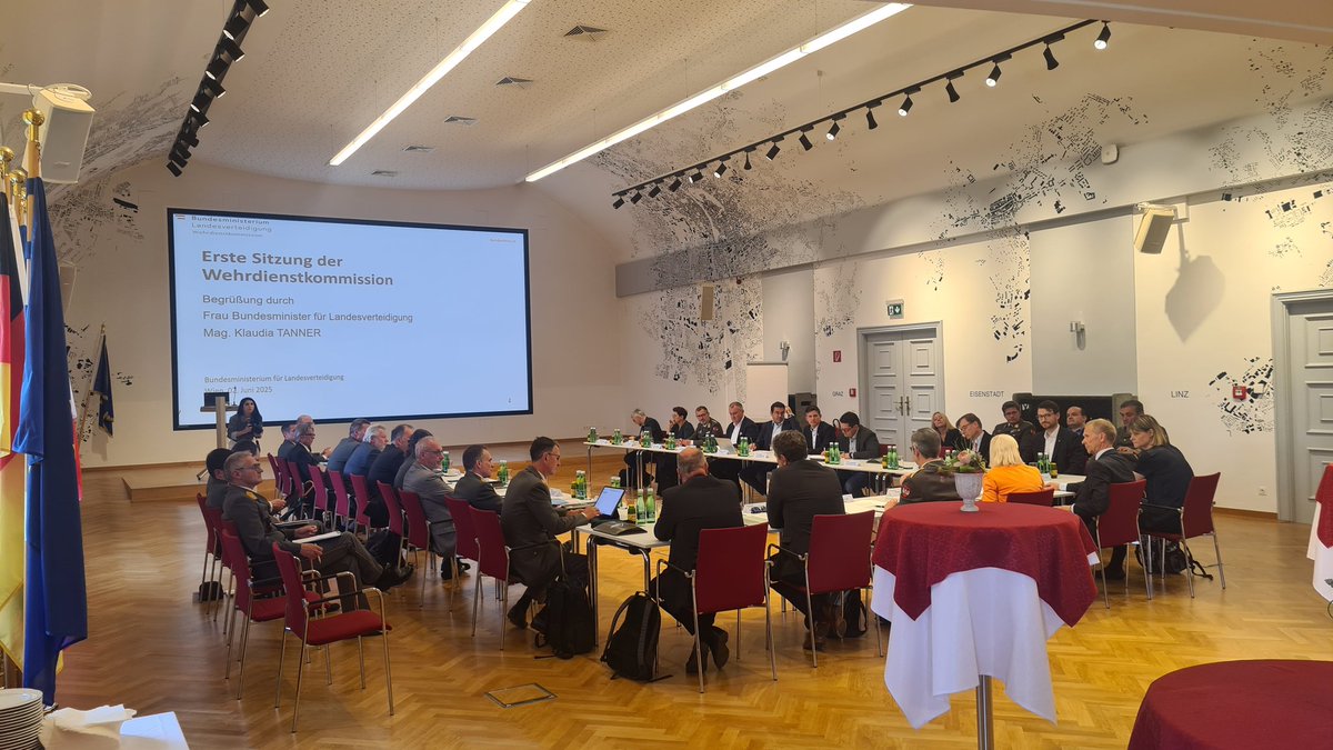 Die Wehrdienstkommission hat sich konstituiert: 23 Mitglieder, unter der Leitung von Generalmajor Erwin Hameseder sollen bis Jahresende alternative Modelle für die Weiterentwicklung des Wehr- und Zivildienstes als auch Fragen zur personellen Befüllung der Miliz ausarbeiten.