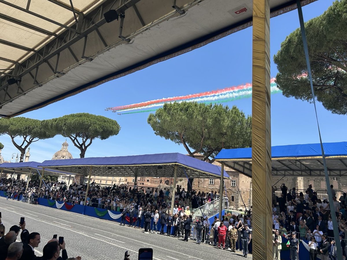 🇮🇹 Buona Festa della Repubblica a tutte le italiane e a tutti gli italiani! É una grande celebrazione della democrazia, della libertà e di quei valori repubblicani che hanno contribuito a plasmare anche le fondamenta dell’Unione Europea. 🇪🇺
#2Giugno #FestaDellaRepubblica