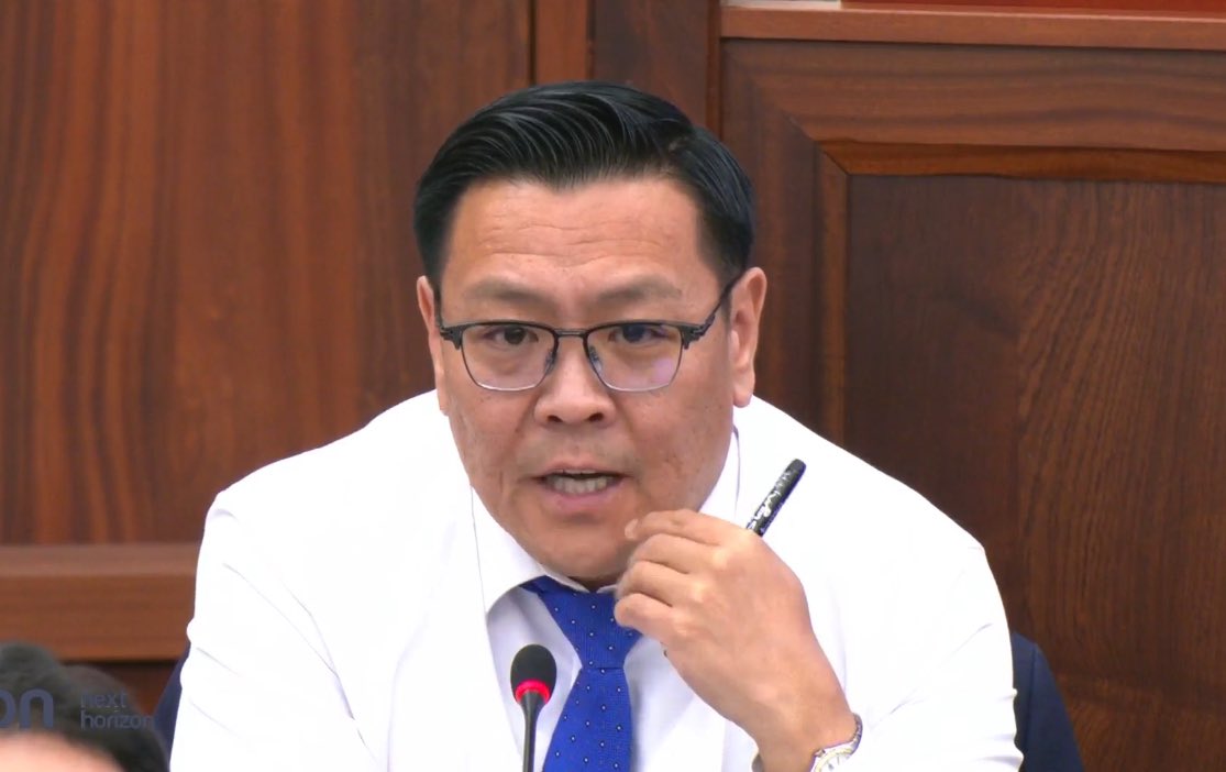 Энэ хэн гэдэг гишүүн бэ? АН гэрээгээ зөрчөөгүй шүү. Харин МАН, манай нам бид явцуу эрх ашгаасаа болоод бага хурлаараа гэрээгээ зөрчсөн шүү л гэж байна. Шударга нөхөр байна. Намынхан нь яадаг булаа гэхээс хүрэл зүрх ч хайлмаар санагдлаа...