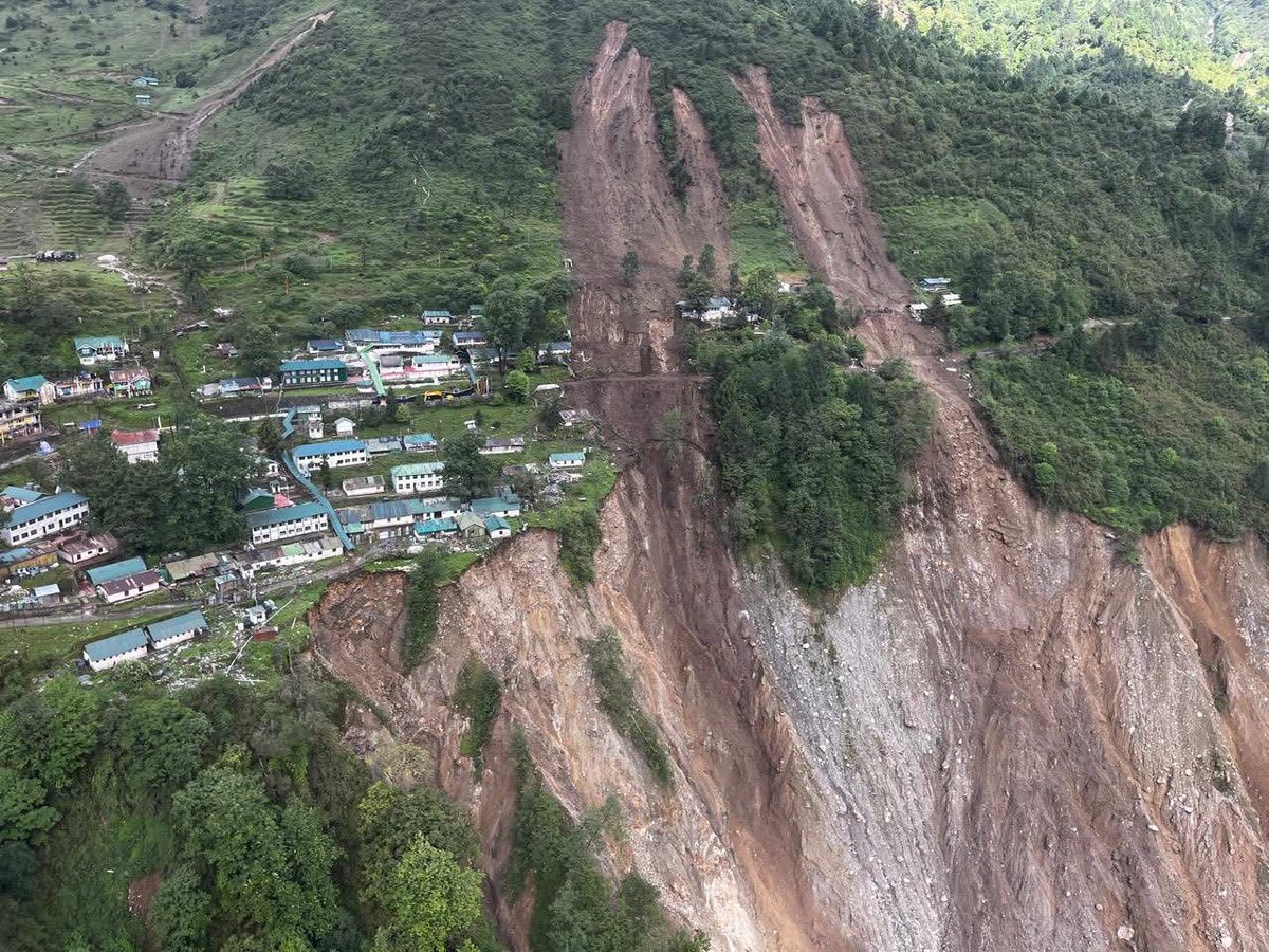 Really sad news from North Sikkim. An officer, his wife, their young daughter and 9 soldiers got washed away in a fierce landslide in Lachen, Sikkim. 

3 deaths confirmed and search for rest is on. 

Prayers for safety of the remaining. Hope they are found soon 🙏