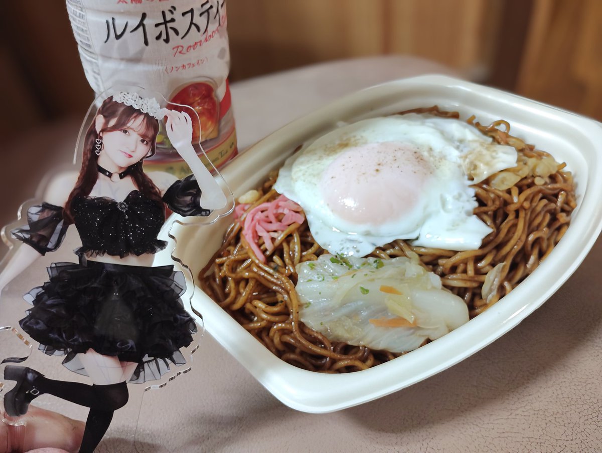 yk5413's tweet image. 今夜はコンビニ焼きそばに
目玉焼きトッピング！
主様と😋
#プリラー飯
#Principal
#ファミマジューシーソース焼きそば