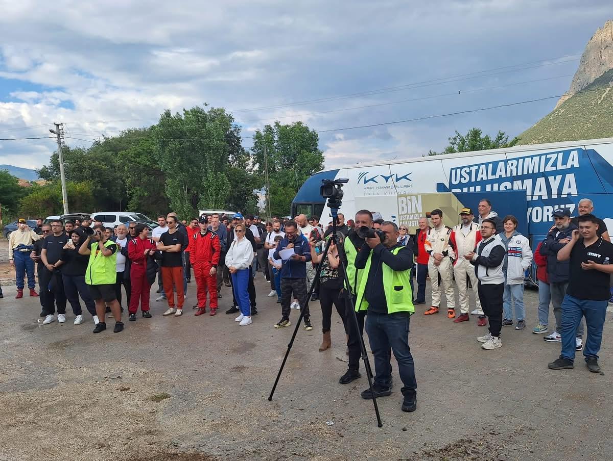 Türkiye Otomobil Sporları Federasyonu (TOSFED) tarafından organize edilen Avis Türkiye Tırmanma Şampiyonası’nın 3. Ayak yarışı, Eskişehir’in Mihalgazi ilçesinde başarıyla gerçekleştirildi.
Yarış sonunda dereceye giren sporcularımız, ödüllerini Eskişehir Gençlik ve Spor İl Müdürü