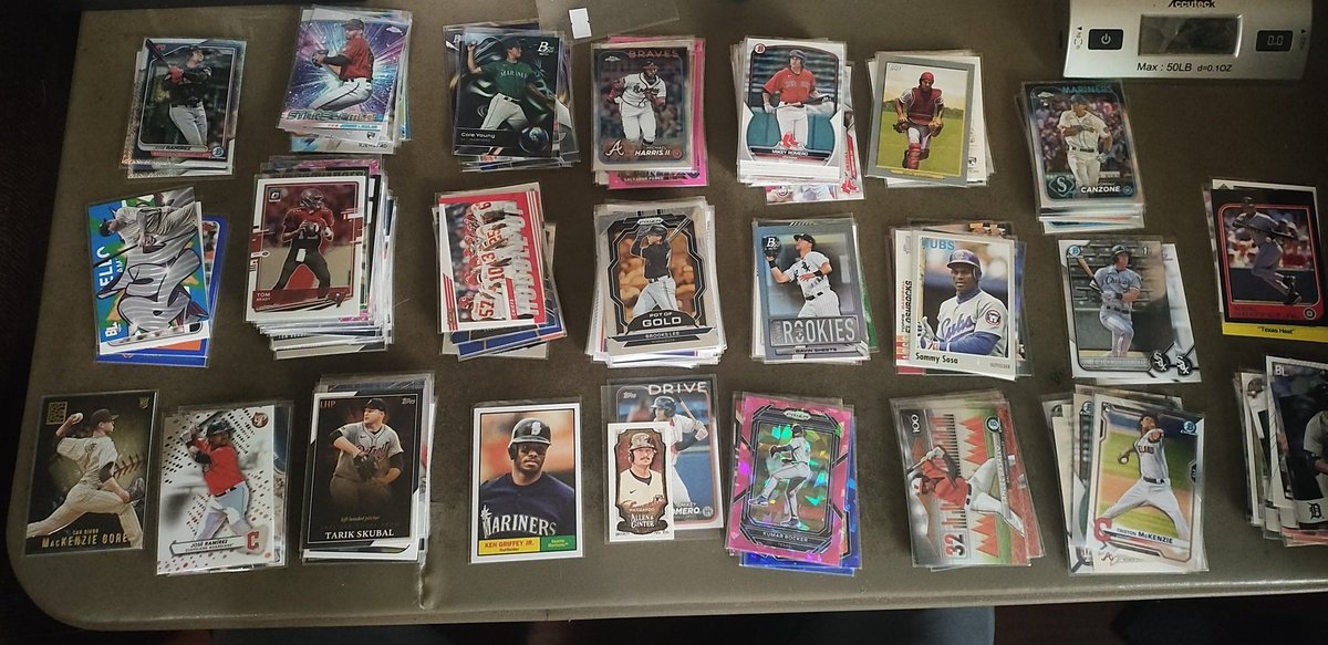 Good morning fellow tweeters 
#JAGAHCAuctions602 will get started here shortly 
Everything today will start @ $.25
Tomorrow and Wednesday will be $1 auctions 
Thursday $5 and $10 auctions 
Totals on Friday 
Hope everyone had a blessed weekend 
Happy collecting and see you soon