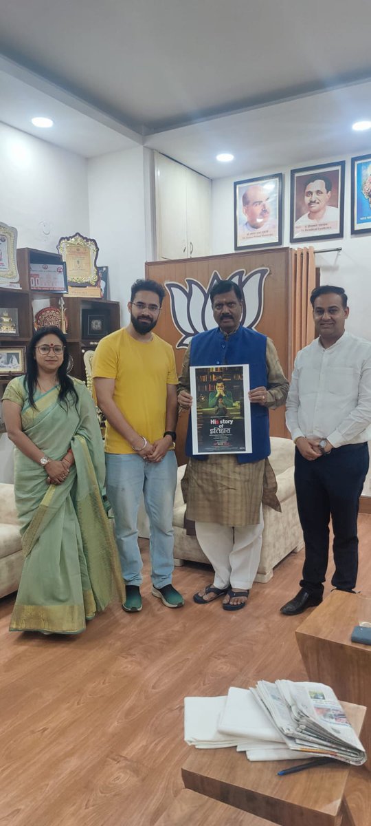 dr_shashi07's tweet photo. “His Story of Itihaas” के प्रीमियर के अवसर पर श्री अरविंद मेनन जी को आमंत्रित करने का सौभाग्य प्राप्त हुआ। यह हमारे लिए गर्व और सम्मान की बात रही कि हमने उन्हें इस ऐतिहासिक प्रस्तुति का साक्षी बनने हेतु आमंत्रित किया। https://t.co/0tzNuJU0y0