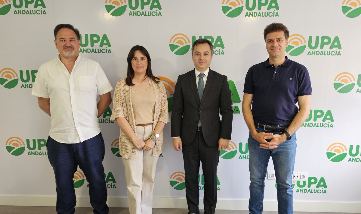 UPA ANDALUCÍA (@upaandalucia) on Twitter photo Nos reunimos con Cosmin Mitrea, cónsul general de Rumanía en Sevilla. Nuestro secretario general, <a href="/jesuscozarupa/">Jesús Cózar Pérez</a>, nuestro vicesecretario Roque García y la secretaria de Igualdad, Verónica Romero han abordado la situación laboral de los ciudadanos rumanos en nuestras explotaciones Nos reunimos con Cosmin Mitrea, cónsul general de Rumanía en Sevilla. Nuestro secretario general, <a href="/jesuscozarupa/">Jesús Cózar Pérez</a>, nuestro vicesecretario Roque García y la secretaria de Igualdad, Verónica Romero han abordado la situación laboral de los ciudadanos rumanos en nuestras explotaciones