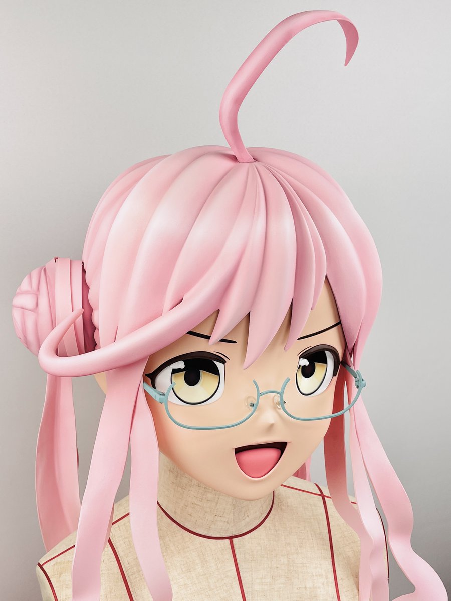tokalcms's tweet photo. 着ぐるみマスク完成しました。立体造形目+視線追従、着脱できる眼鏡付属の仕様です。テールには新技法を採用し、軽量かつ柔軟で立体感のあるロング髪を樹脂結髪で実現できるようになりました。眼鏡は金属3Dプリント製で、細身のアンダーリム型を再現しつつ十分な強度と確実な装着性を備えています。 https://t.co/VSRLNcFUCn