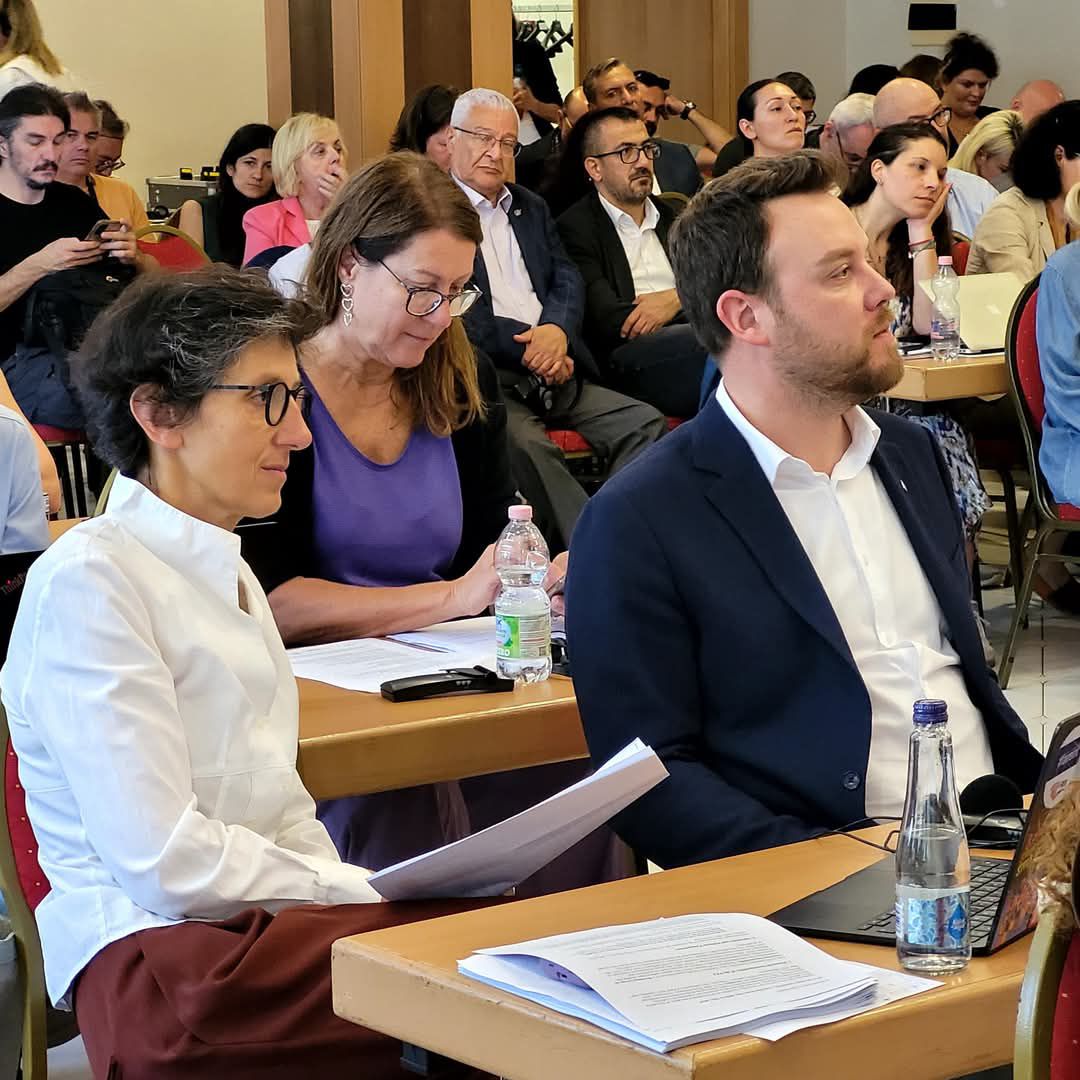 Avrupa Gazeteciler Federasyonu (EFJ) yıllık toplantısı, Budapeşte’de başladı.

EFJ Başkanı Maya Sever, Macaristan Ulusal Gazeteciler Birliği (MUOSZ) Başkanı Ilona Kocsi, Macar Sendikaları Konfederasyonu (MASZSZ) Robert Zlati gibi Avrupa’daki meslek örgütleri temsilcilerinin yer