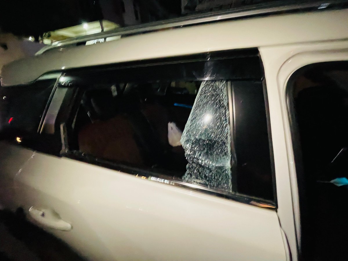 konjeng_'s tweet photo. @compolhdc   Sir, On 30 May, car window broken, two valuable bags stolen as seen from Domino's Vidyagiri CCTV, 8:37 -8:38PM. 3 days passed, police still not able to identify 2 culprits. Cybercrime plz help to identify culprits and recover item
@iitdhrwd https://t.co/qMEAUicfVY