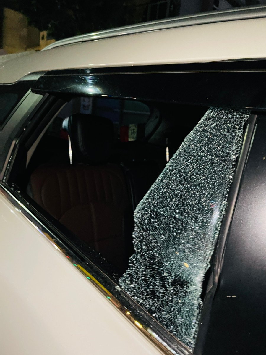 konjeng_'s tweet photo. @compolhdc   Sir, On 30 May, car window broken, two valuable bags stolen as seen from Domino's Vidyagiri CCTV, 8:37 -8:38PM. 3 days passed, police still not able to identify 2 culprits. Cybercrime plz help to identify culprits and recover item
@iitdhrwd https://t.co/qMEAUicfVY
