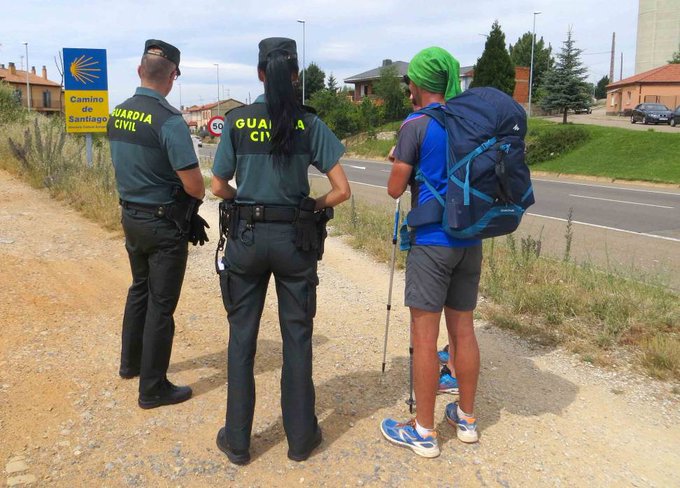 guardiacivil's tweet image. ⚠️ Desconfía de las &quot;ayudas&quot; sospechosas (aviso de manchas en la ropa, avería en su vehículo, etc).

👹 Suele ser un truco para #robar. Tu #seguridad nos importa.

🆘 Si eres víctima de un delito llama al 062 o utiliza la app @alertcops.

ℹ️ interior.gob.es/opencms/pdf/se……