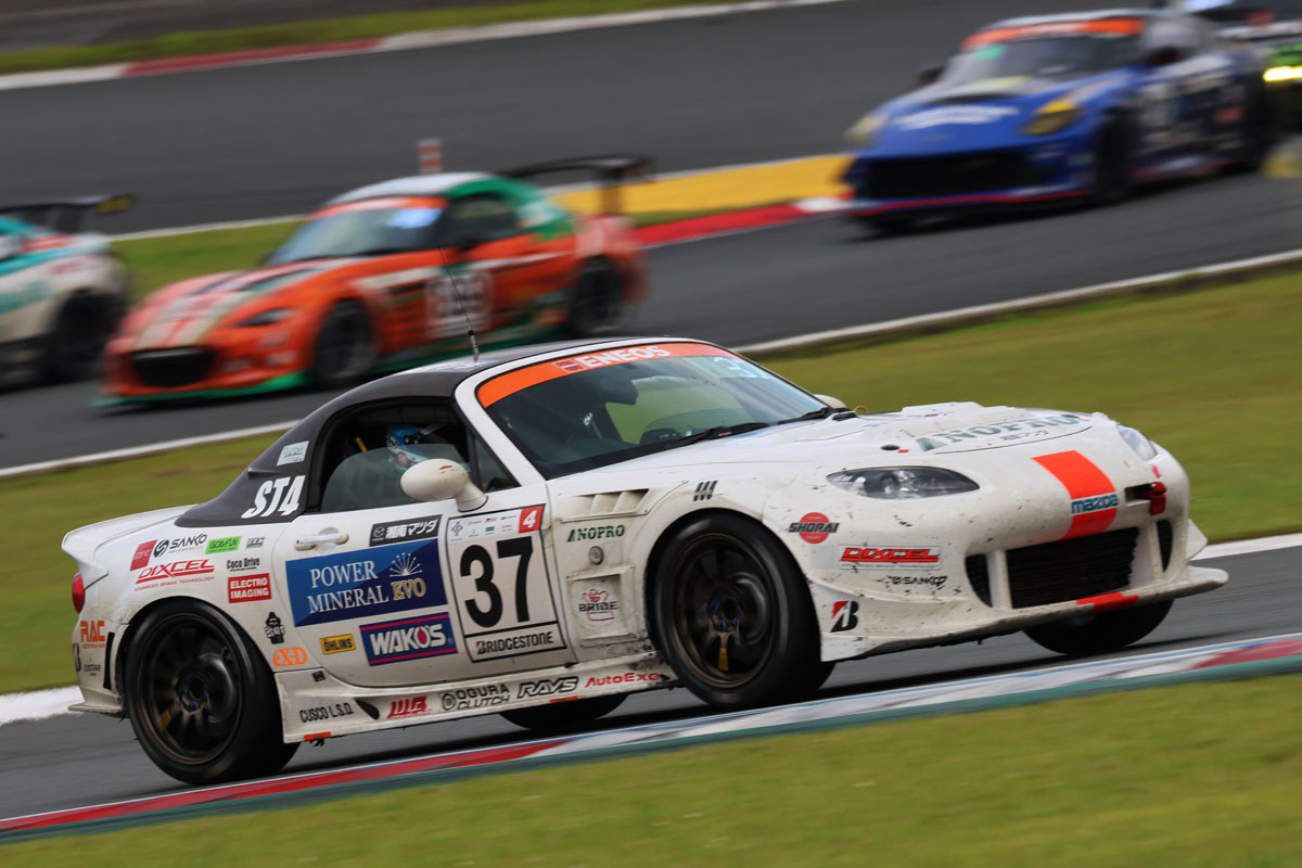 富士24時間レースで3位表彰台を獲得したTEAM NOPROの37号車 NCロードスターの一番の特徴はリアウイングを廃してダックテールスポイラーのみとなっているところ。これで充分にリアタイヤに荷重がかかっているとのこと。

このすっきり感が新鮮でカッコいい！

#スーパー耐久 #富士24時間 #TEAMNOPRO