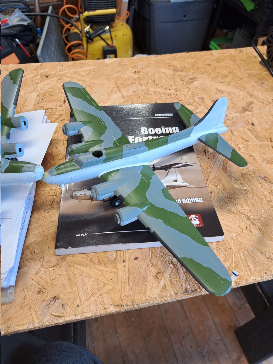 fudge_67's tweet photo. #JFFBooks
#B17 Fortress II/IIA
#Acedemy #Hasegawa 1/72
#CoastalCommand update;
Both airframes masked then de-icing boots sprayed with #Tamiya XF85 rubber black then unmasked. I'm calling it a BIG win no bleed or overspray ๐๐๐ https://t.co/lcSyKDExab