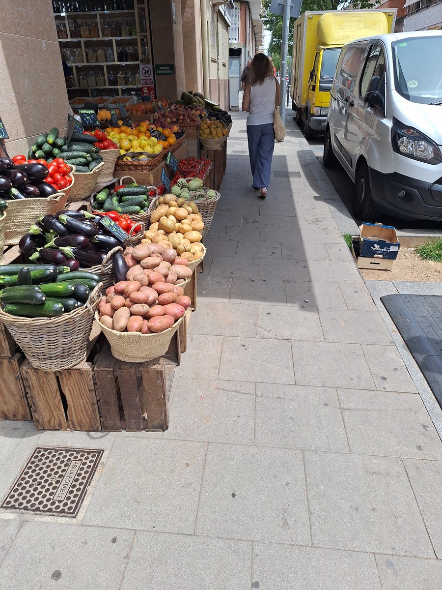 karlostmb's tweet photo. Hemos de pasar volando ? Las terrazas de los bares pagan por ocupar la acera y estos? Y no es solo uno son todas las fruterias de @ViladecansTweet 
@vilapress @VilaWeb https://t.co/r106v5u19g
