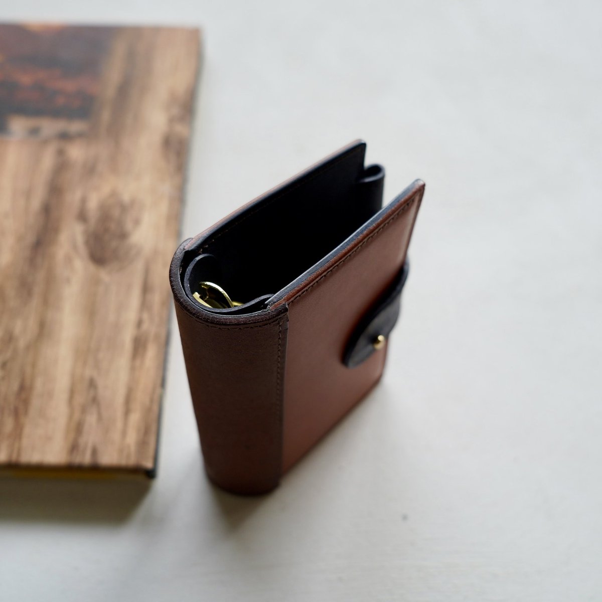 最近オーダーで作らせて頂いた手帳カバーです。