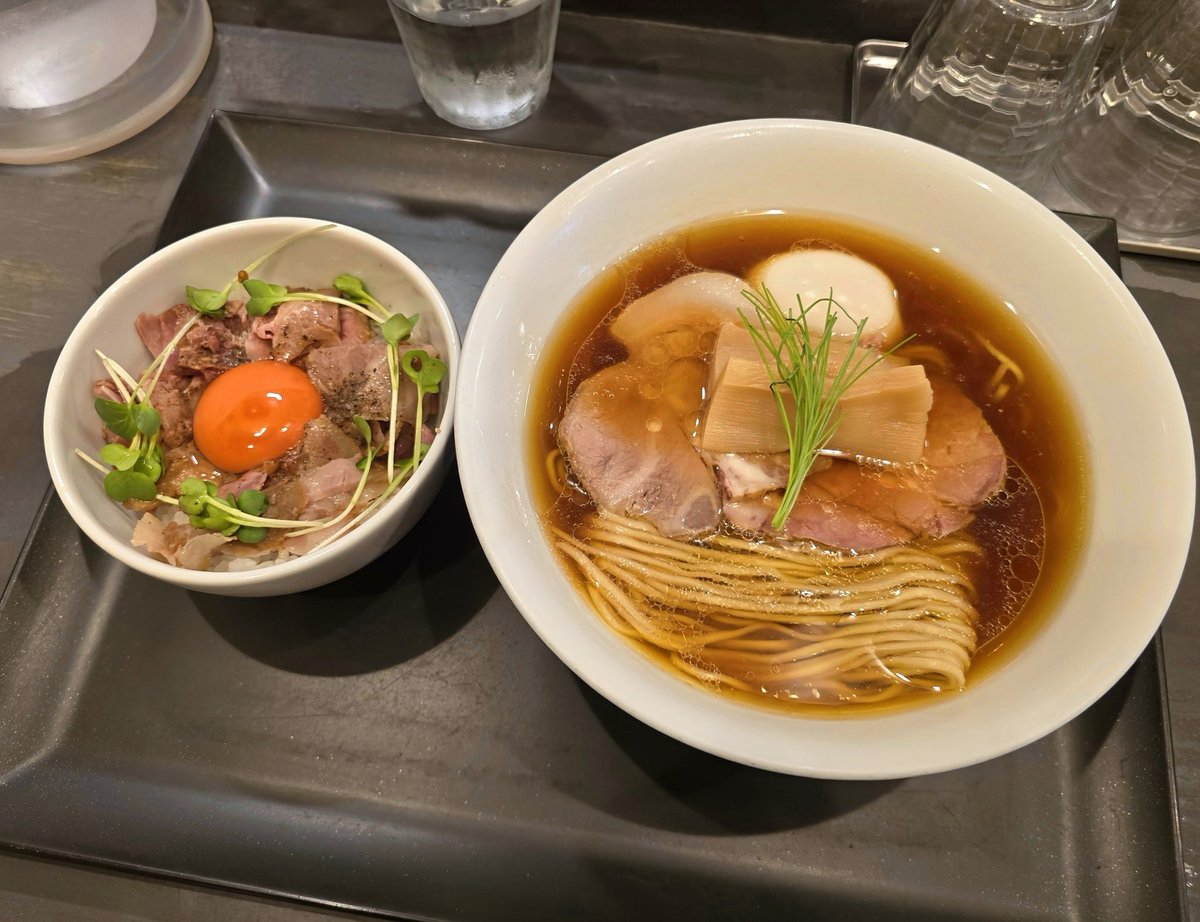 らぁ麺やまぐち@面影橋

◾味玉鶏そば◾ロース豚丼

リニューアルされた鶏そば🕺
2倍増量した🆙会津地鶏の出汁に
羅臼昆布と芳醇な生揚げ醤油
もう🩵着丼から旨確だよ🤭KK

麺屋棣鄂の
しなやかで喉越し良き麺😆👌

🍚しっとり豚に🐖
マキシマム卵で濃厚ウマイルド😎💕
#やまぐち