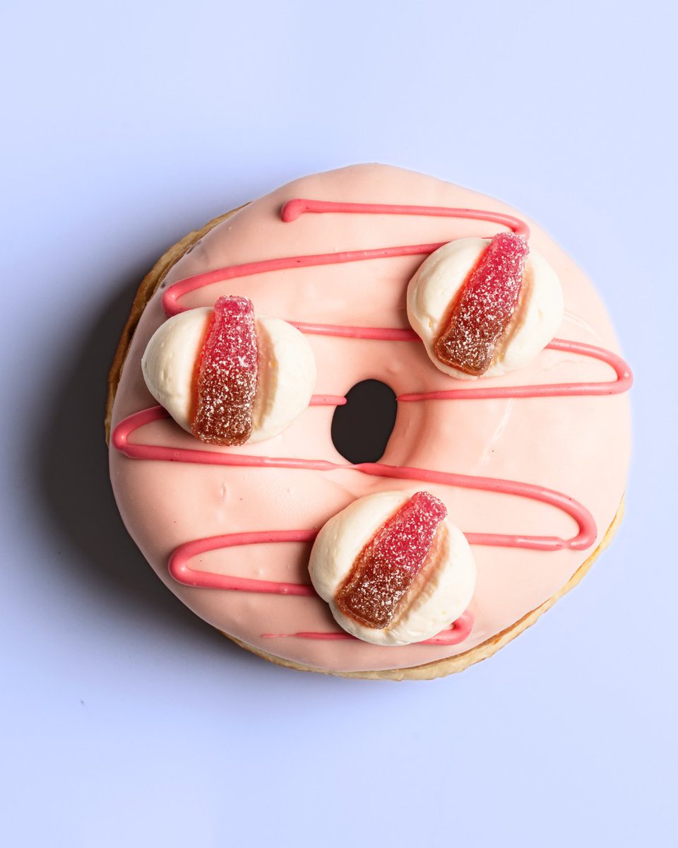 We’ve launched 3 summer doughnuts for your ‘Create Your Own’ boxes! 🍹🥤📷

FIZZ YOU WERE HERE:⁠ Inspired by a Coke Float, this is dipped in white chocolate Coca-Cola icing with a drizzle of sweet cherry icing. Three luscious vanilla crème spots and fizzy cherry cola bottles.