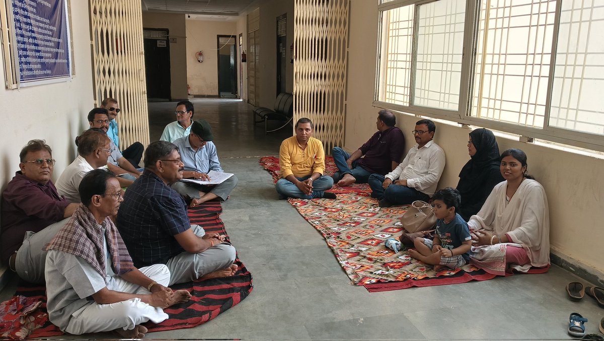 ProfChandankr's tweet photo. माननीय कुलपति, मुंगेर विश्वविद्यालय को हमने शिक्षक और कर्मचारियों के विभिन्न मांगों का ज्ञापन सौंपा है, उन्होंने सभी मांगों पर विश्वविद्यालय स्तर पर एवं बिहार सरकार के स्तर से समाधान कराने की अपील का आश्वासन दिया है। बहरहाल हमारी इस बार की गर्मी छुट्टी खाली - खाली बीत रही है। https://t.co/A9Sd5XzR2F