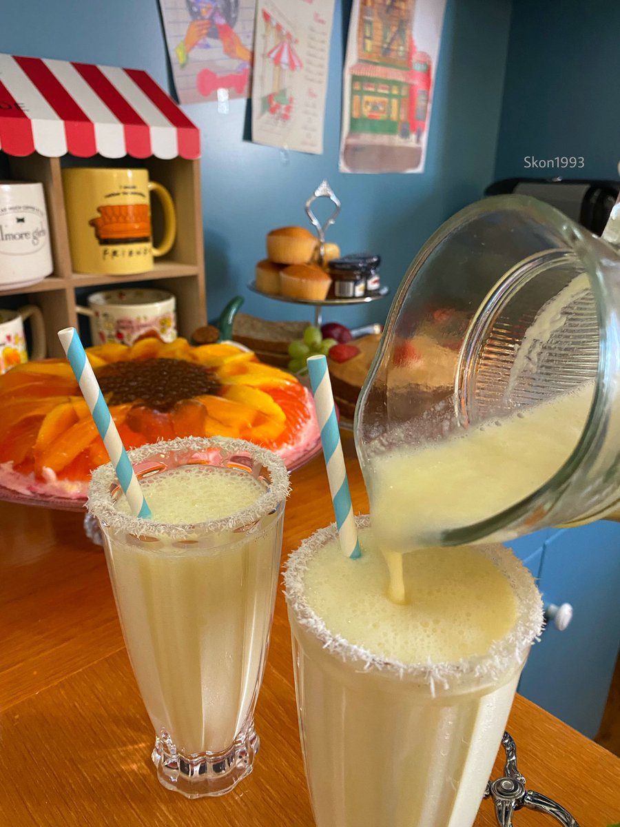 عصير مُنعش : 
حبة أناناس ، كوب حليب جوز الهند ، نصف علبة مكثف محلى مع ثلج ، توضع النستلة على أطراف الكوب وتُزين بجوز الهند المبشور 🍍🥥