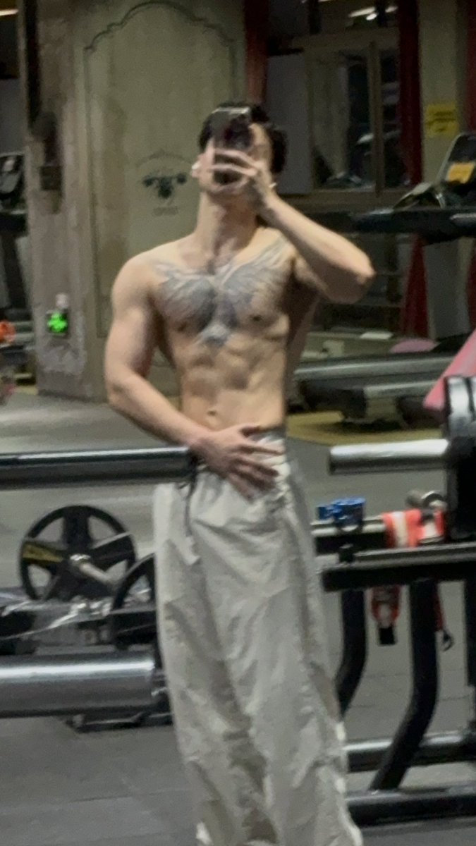 脖子太长了，显得肩有点窄啊