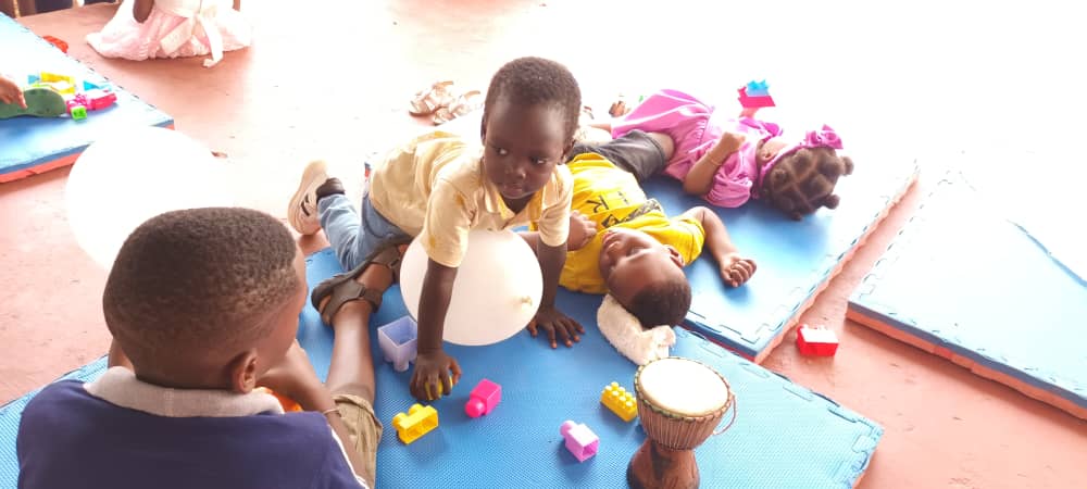Guinea Bissau  
Este fin de semana hemos celebrado El día de la Familia en nuestro Centro de Rehabilitación para menores con diversidad funcional. 

El día estuvo repleto de juegos y actividades entre las madres y sus hijos/as y fue gratificante ver cómo se reúnen con el equipo