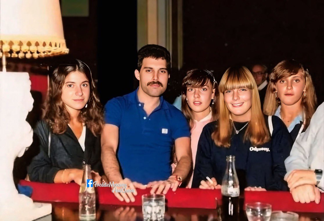 "Freddie Mercury"

Por comentarios sobre esta foto del cantante con cuatro fans argentinas en el bar del Casino del Hotel Provincial de Mar del Plata, en 1981.