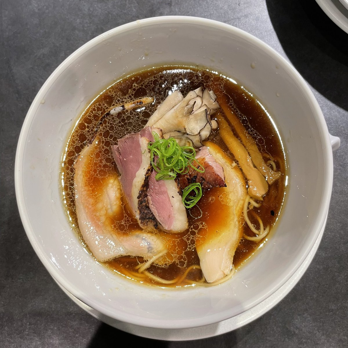 2025-107🤗
【Ramen 翡翠】赤坂
特製醤油ラーメン

OPEN日より美味しくなったと感じる自家製麺💯💯😆地鶏4種の上質な鶏出汁に熟成して完熟を迎えたとも言える木桶醤油の独特の風味とコクがかなり印象的で各トッピングも超極上💯💯😍
塩の感動に負けない最上級の一杯で今日はまさにBest day ever!🥰💞💫