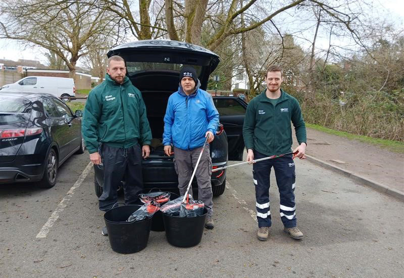 Chorlton Brook Pickers group recently received a welcome boost to their community clean-up efforts thanks to a donation from United Utilities. unitedutilities.com/corporate/news… #communityfund