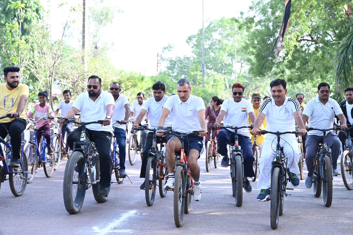 विश्व सायकल दिवस के एक दिन पूर्व, 02 जून को फिटनेस को दैनिक दिनचर्या का हिस्सा बनाने के उद्देश्य से बेमेतरा शहर के जयस्तंभ चौक से प्रातः 7:00 बजे सायकल रैली का आयोजन किया 

कार्यक्रम का उद्देश्य लोगों में स्वास्थ्य के प्रति जागरूकता बढ़ाना ।

#bemetara