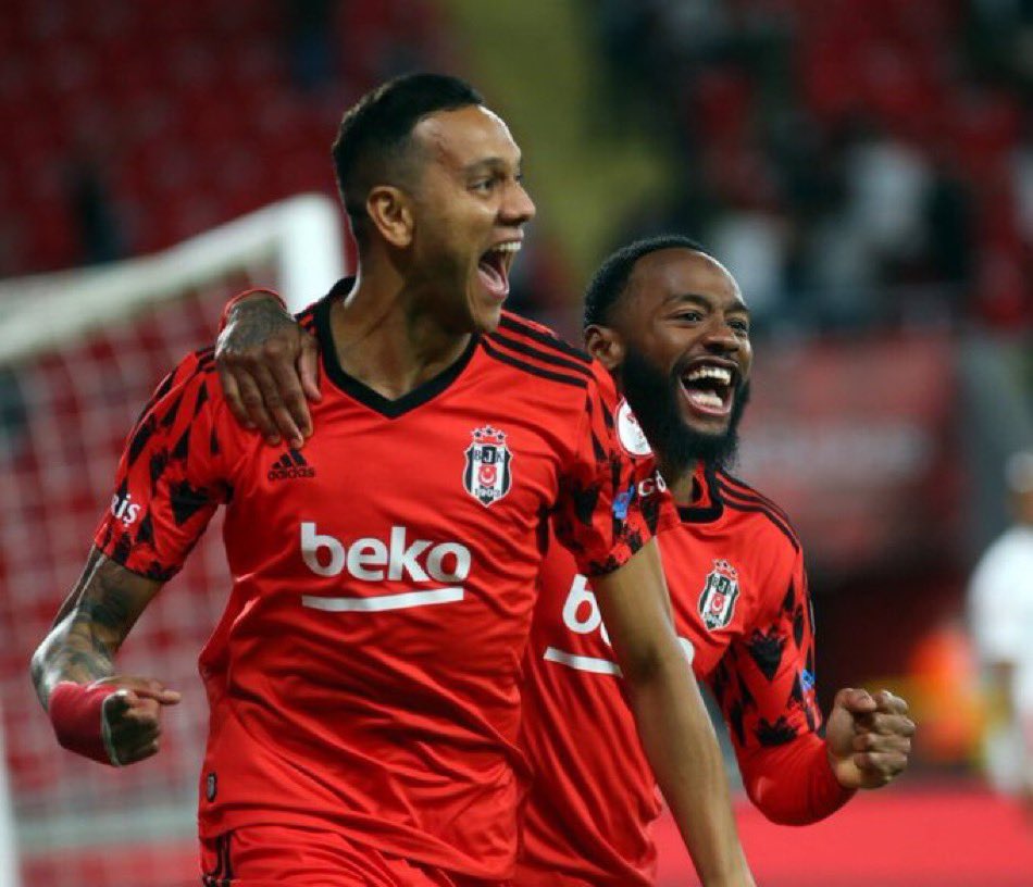 Erler ve liderler…

Necip Uysal vasıfsız bir er. Rafa Silva ise iyi bir asker. Yetenekli bir asker. Özel kuvvetler gibi. Ama ikisi de KOMUTAN değil. Komutan; Josef’ti. Sosa’ydı. Beşiktaş’ın saha içinde komutanı yok. Beşiktaş “KAPTAN” transfer etmeli.