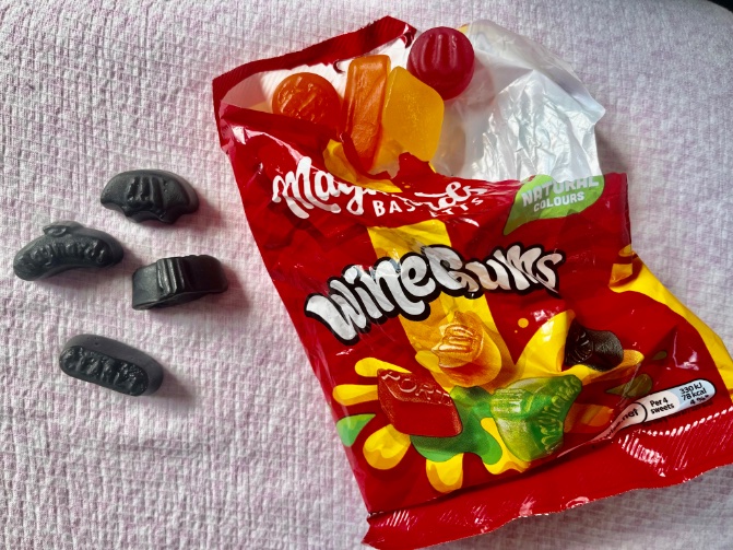 ShesfromWales's tweet photo. I never buy sweets but someone gave me these yesterday and I was immediately back to being a child 👧 not that it takes much for me to be transported back to being a child 🙋♀️🤷♀️🙄 #winegums #sugarrush #sweeties #veryimmature #takesmeback #oldschoolsweets https://t.co/tFG2iLDw2b