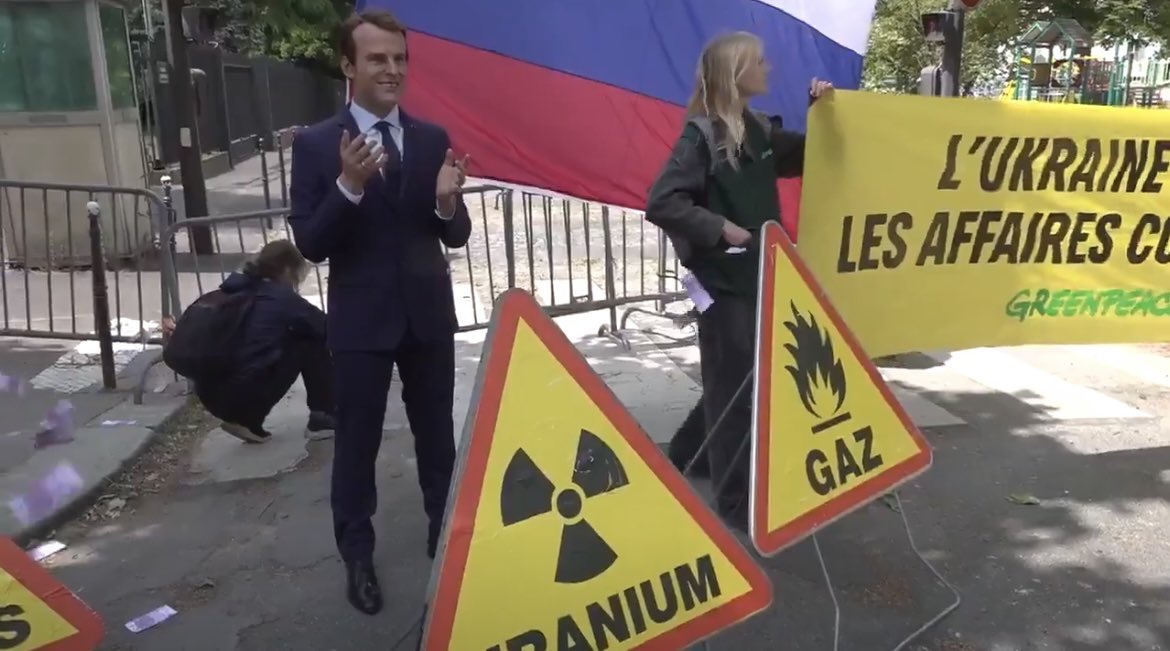 ibalkany's tweet photo. Des militants de #Greenpeace "empruntent" la statue de #Macron au musée #Grévin ...
Pour dénoncer le "en même temps" macroniste envers la #Russie : "menaces" contre #Poutine mais poursuite des échanges commerciaux...
Dommage qu'ils aient piqué la "poupée" et pas le "vrai" garnement !😩🤣