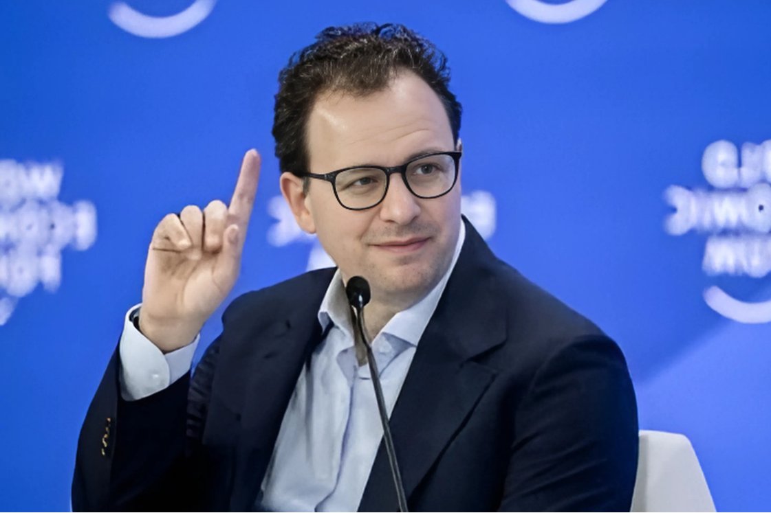 ClaudeAI’s CEO just made the boldest prediction in history:

"A single person will soon run a billion-dollar company.”

No team. No office.

Just one person and an AI empire.

Here’s exactly how he plans to make it happen: 🧵