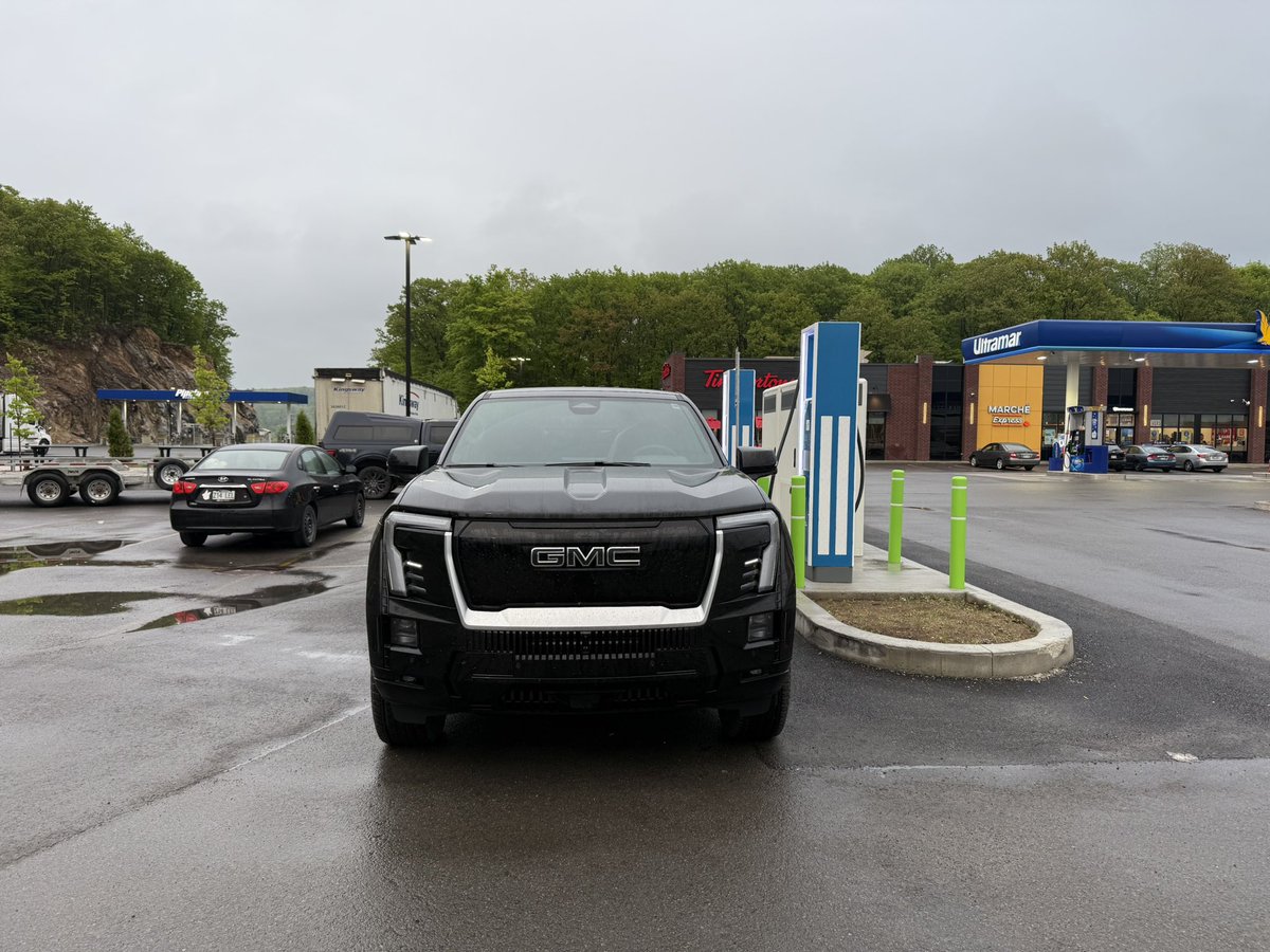 DBretonEMC_MEC's tweet image. Recharge rapide du GMC Sierra EV sur une BRCC de 350 kW: Impressionnant.

- 19% à 77%: 31 min.
- Arrivée: 130 km d’autonomie
- Départ: 575 km d’autonomie
- 445 km d’autonomie ajoutée 

Début de recharge: 347 kW
Fin de recharge: 194 kW
Moyenne: 274 kW

Énergie transférée: 137 kWh