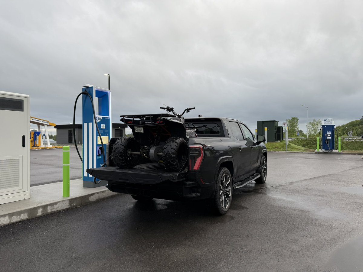 DBretonEMC_MEC's tweet image. Recharge rapide du GMC Sierra EV sur une BRCC de 350 kW: Impressionnant.

- 19% à 77%: 31 min.
- Arrivée: 130 km d’autonomie
- Départ: 575 km d’autonomie
- 445 km d’autonomie ajoutée 

Début de recharge: 347 kW
Fin de recharge: 194 kW
Moyenne: 274 kW

Énergie transférée: 137 kWh