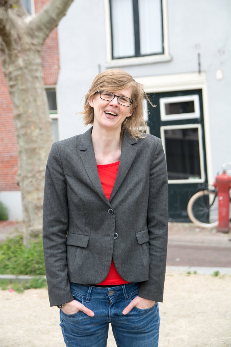 Ook in de Kinderboekenweek lees ik voor uit Merel en ik, aan 8-12 jarigen. Stel op school/de bib voor mij uit te nodigen via de SchrijversCentrale. Gaan we samen spelen met taal! deschrijverscentrale.nl/auteurs/15411