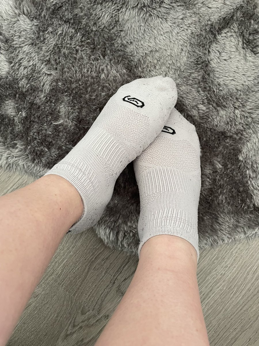 Imperatrice_404's tweet photo. Qui pour des petites photos de pieds ? ☺️

#moneyslave #feetpic #soumis #pied https://t.co/iFPldTv40v