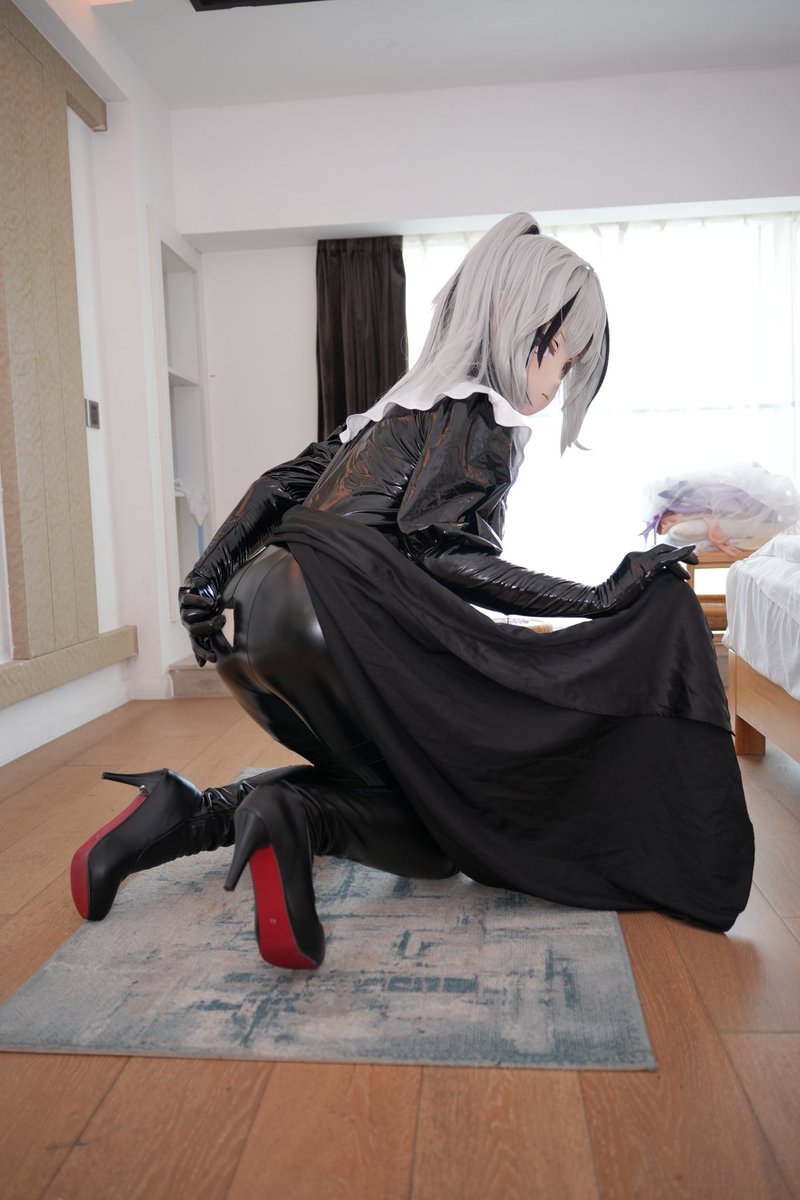 “呀，我在穿衣服啦，别这么心急……好吧，那快点进来吧。”
摄影：@MK18_19X
#kigurumi