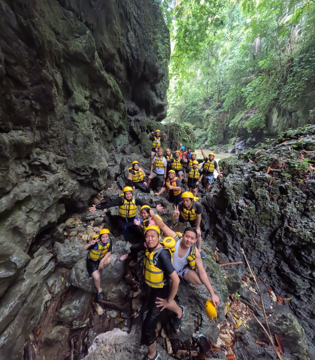 clairenexx's tweet image. Kalau lingkungan kerjanya bersahabat pasti kita jadi nyaman 💖

Liburan tipis² tp udahannya badan kek digebukin seRT 🤣~ Semoga kehidupan kita semua baik² aja &amp;amp; bahagia selalu 🫶🏻

#bodyrafting #greencanyon #pangandaran