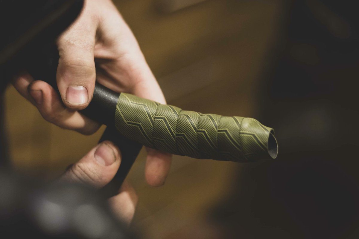 Properly wrapping handlebar tape ✅ Our ergonomics experts show how to properly wrap your new Ergon BT Bar Tape handlebar tape ➡️ ergonbike.com/en/magazine/wr…