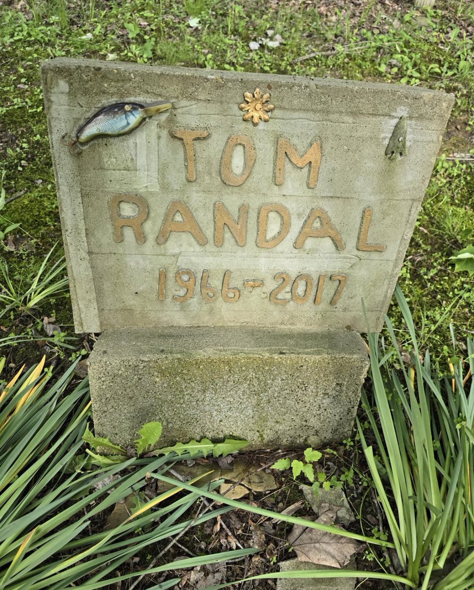 Tombstones with Atypical Fonts (@unusualgraves) on Twitter photo 