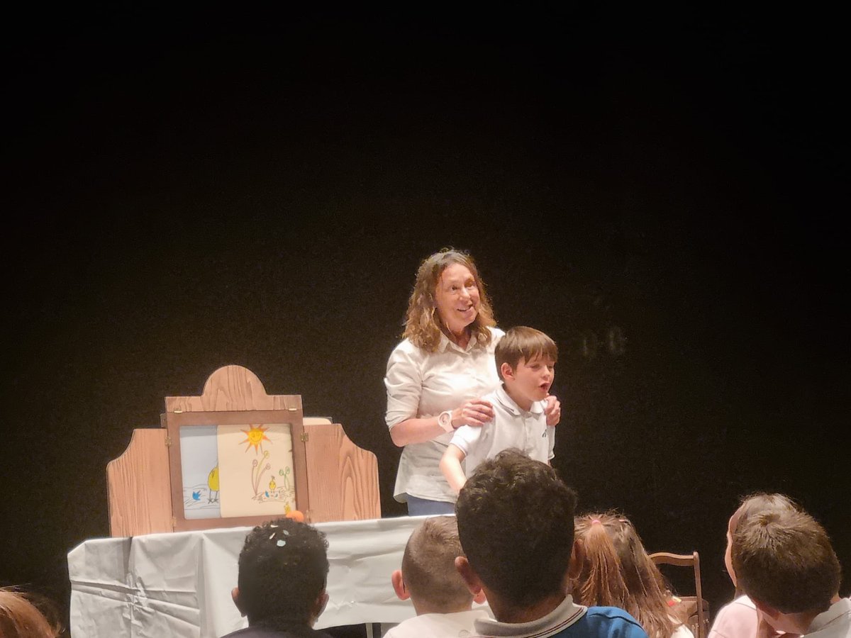 ccvirgenpenabem's tweet photo. El pasado jueves, el alumnado de primer ciclo del @ccvirgenpenabem @FundEducere disfrutó de un cuentacuentos muy participativo en el teatro Benevívere.  Nuestros alumnos se convirtieron en vacas, princesas,  gatos... ¡Lo pasaron genial! 🎭 https://t.co/MoH07FRwY2