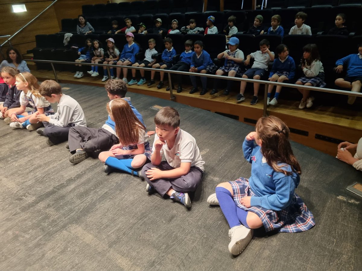 ccvirgenpenabem's tweet photo. El pasado jueves, el alumnado de primer ciclo del @ccvirgenpenabem @FundEducere disfrutó de un cuentacuentos muy participativo en el teatro Benevívere.  Nuestros alumnos se convirtieron en vacas, princesas,  gatos... ¡Lo pasaron genial! 🎭 https://t.co/MoH07FRwY2