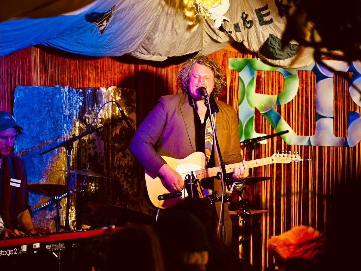HowTheLightGetsIn Festival (@htlgifestival) on Twitter photo A huge thank you to The People's Front Room <a href="/ThePfr/">The People's Front Room</a> for filling HowTheLightGetsIn with soul, rhythm, and incredible energy all weekend long. πΆ
From powerful vocals to genre-bending sets, every artist who took the stage brought their own remarkable style to the mix.ποΈβ¨
Until A huge thank you to The People's Front Room <a href="/ThePfr/">The People's Front Room</a> for filling HowTheLightGetsIn with soul, rhythm, and incredible energy all weekend long. πΆ
From powerful vocals to genre-bending sets, every artist who took the stage brought their own remarkable style to the mix.ποΈβ¨
Until