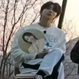 joshua holding jeonghan’s picket 🥹